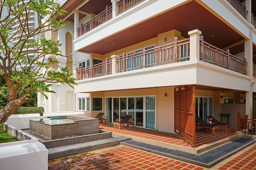 The Heritage Pattaya Beachfront Resort — Hotel building in Pattaya, Chonburi