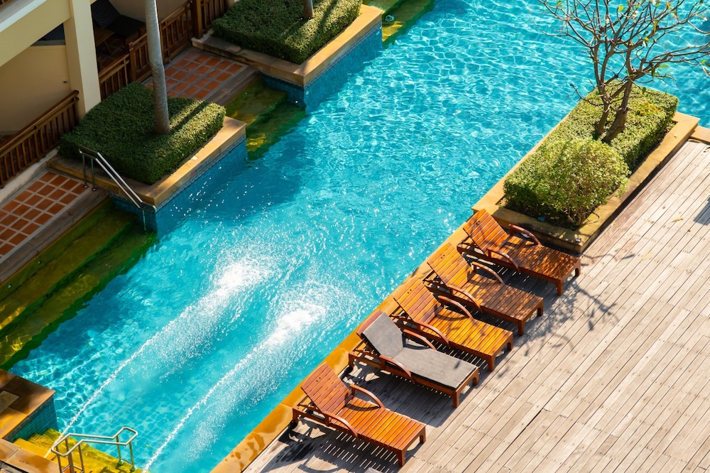 The Heritage Pattaya Beachfront Resort — Swimming pool in Pattaya, Chonburi