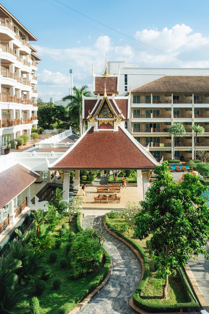 The Heritage Pattaya Beachfront Resort — Hotel building in Pattaya, Chonburi