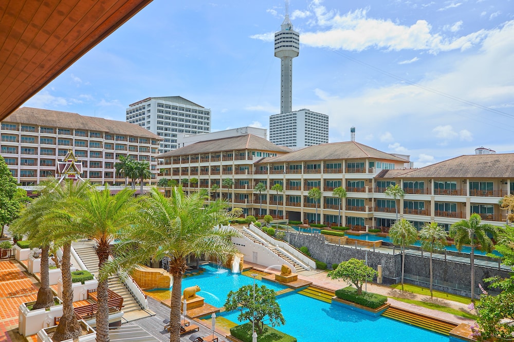 The Heritage Pattaya Beachfront Resort — Swimming pool in Pattaya, Chonburi