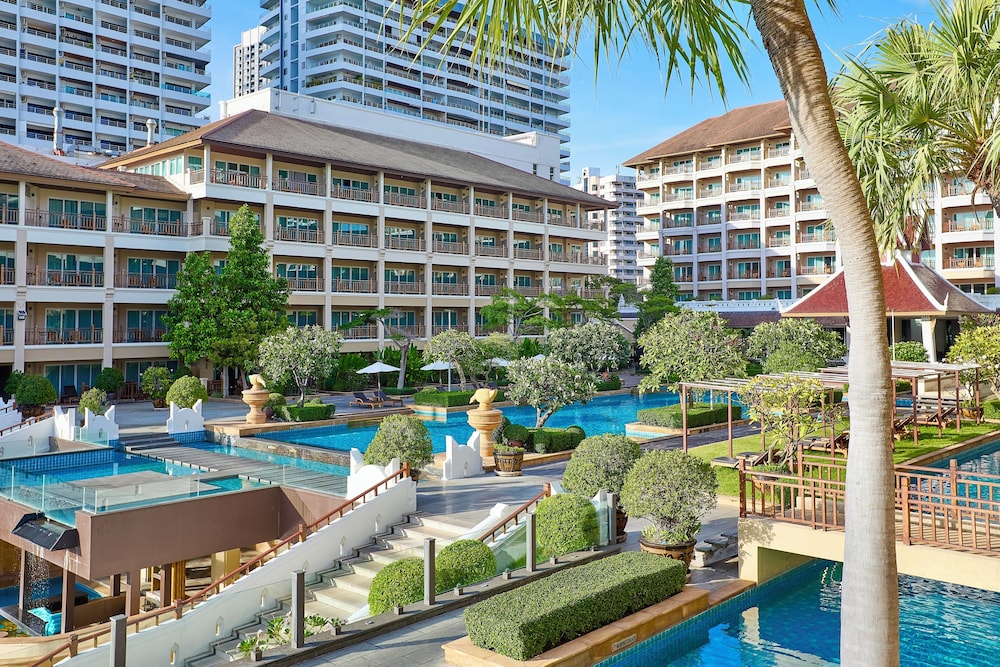 The Heritage Pattaya Beachfront Resort — Swimming pool in Pattaya, Chonburi