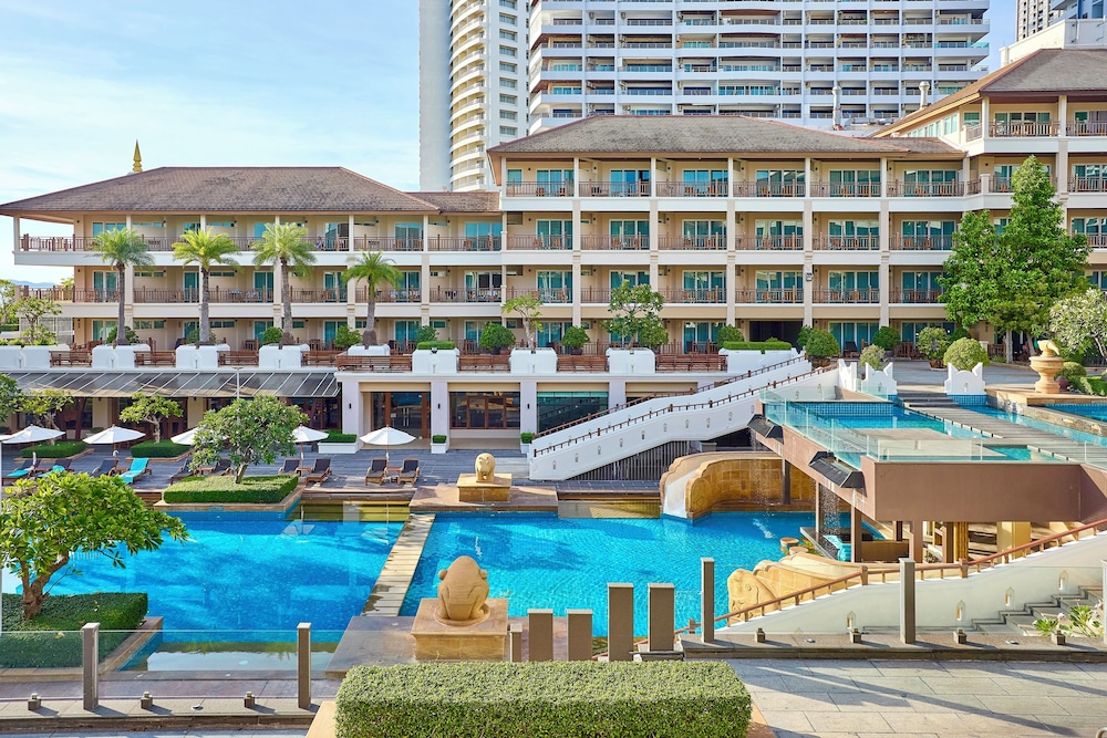 The Heritage Pattaya Beachfront Resort — Swimming pool in Pattaya, Chonburi