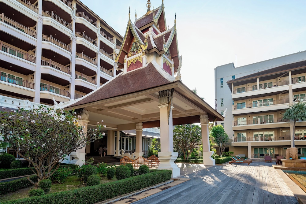 The Heritage Pattaya Beachfront Resort — Hotel building in Pattaya, Chonburi