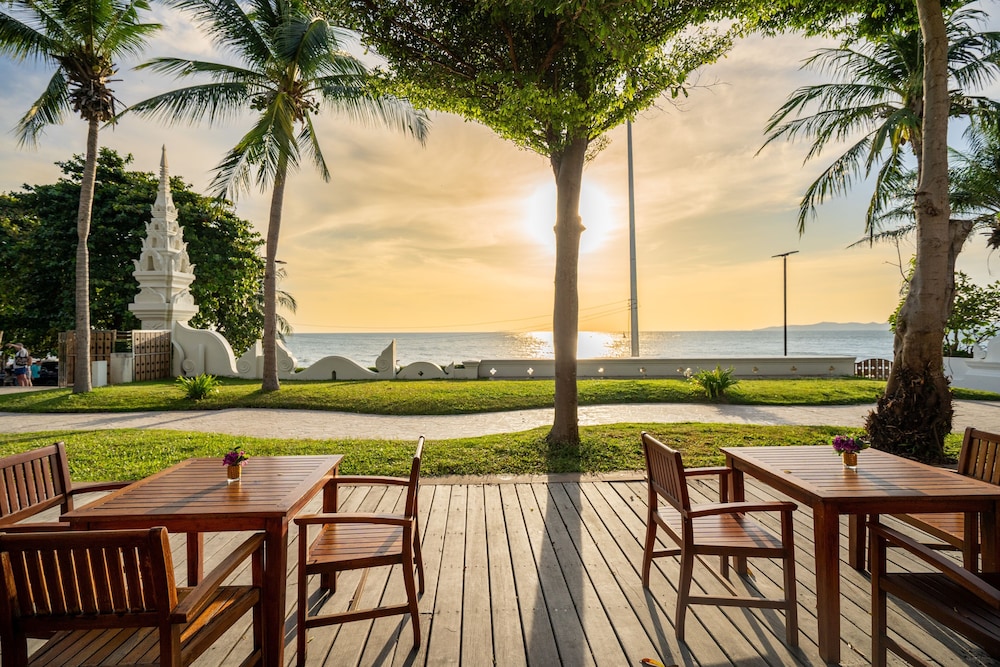 The Heritage Pattaya Beachfront Resort — Beach in Pattaya, Chonburi