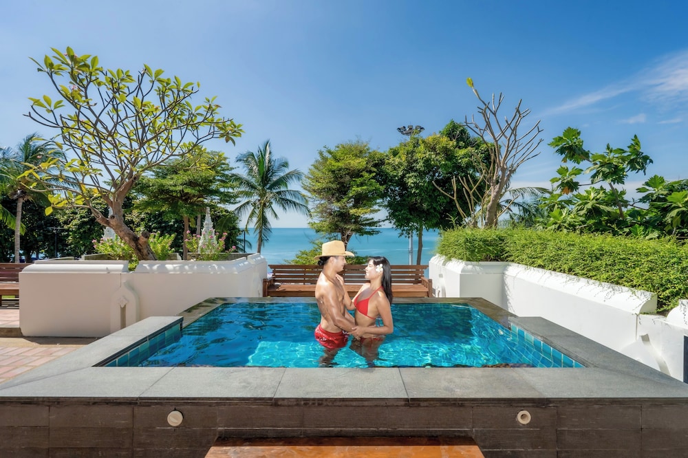 The Heritage Pattaya Beachfront Resort — Swimming pool in Pattaya, Chonburi