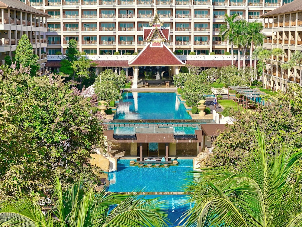 The Heritage Pattaya Beachfront Resort — Swimming pool in Pattaya, Chonburi