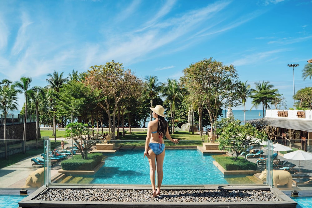 The Heritage Pattaya Beachfront Resort — Swimming pool in Pattaya, Chonburi