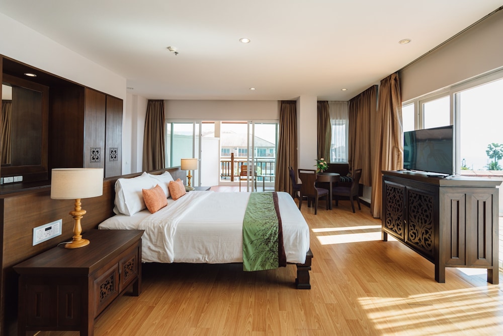The Heritage Pattaya Beachfront Resort — Hotel rooms in Pattaya, Chonburi