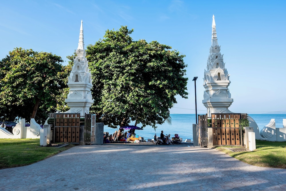 The Heritage Pattaya Beachfront Resort — Attractions in the area in Pattaya, Chonburi