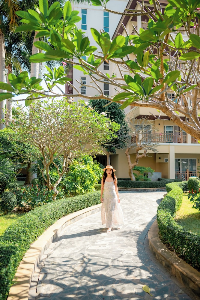 The Heritage Pattaya Beachfront Resort — Hotel building in Pattaya, Chonburi