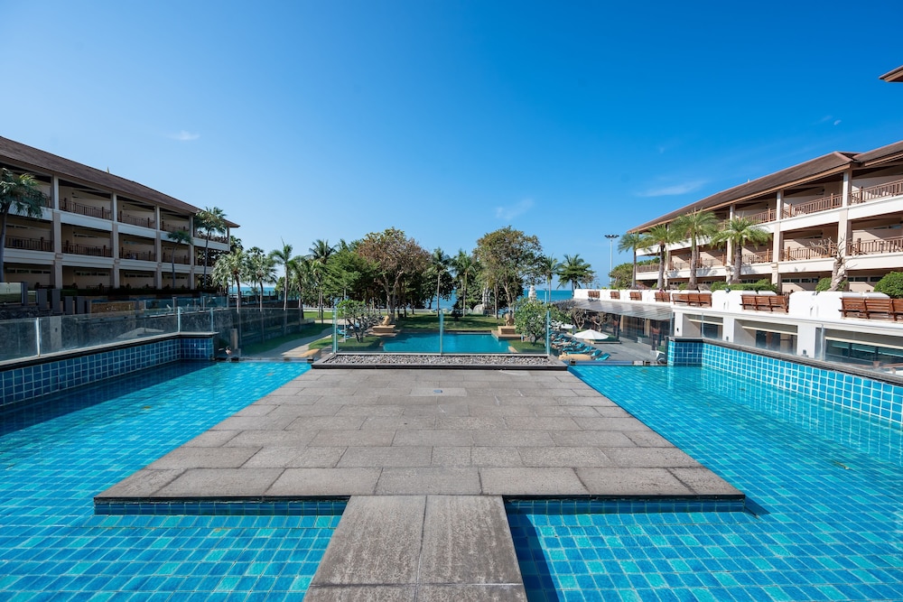 The Heritage Pattaya Beachfront Resort — Swimming pool in Pattaya, Chonburi