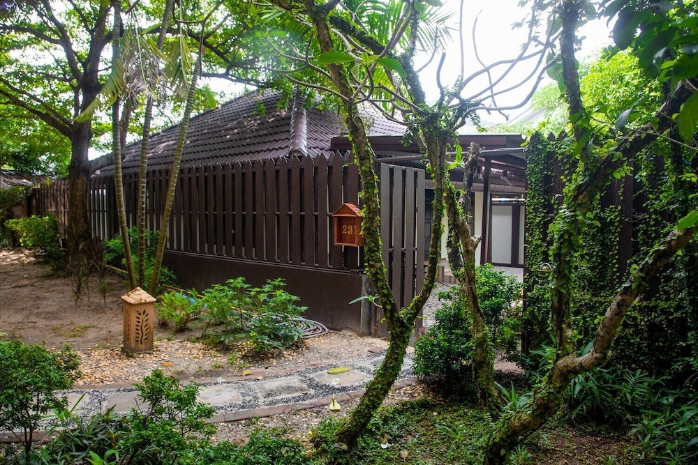 Princess Kamala Beachfront Hotel — Hotel building in Kamala, Phuket Province