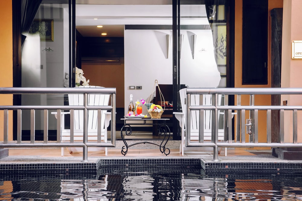 Princess Kamala Beachfront Hotel — Swimming pool in Kamala, Phuket Province