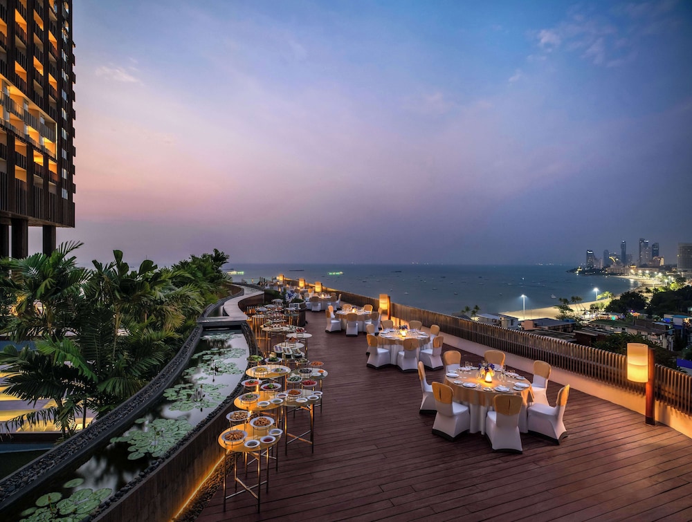 Hilton Pattaya — Restaurant & bars in Pattaya, Chonburi
