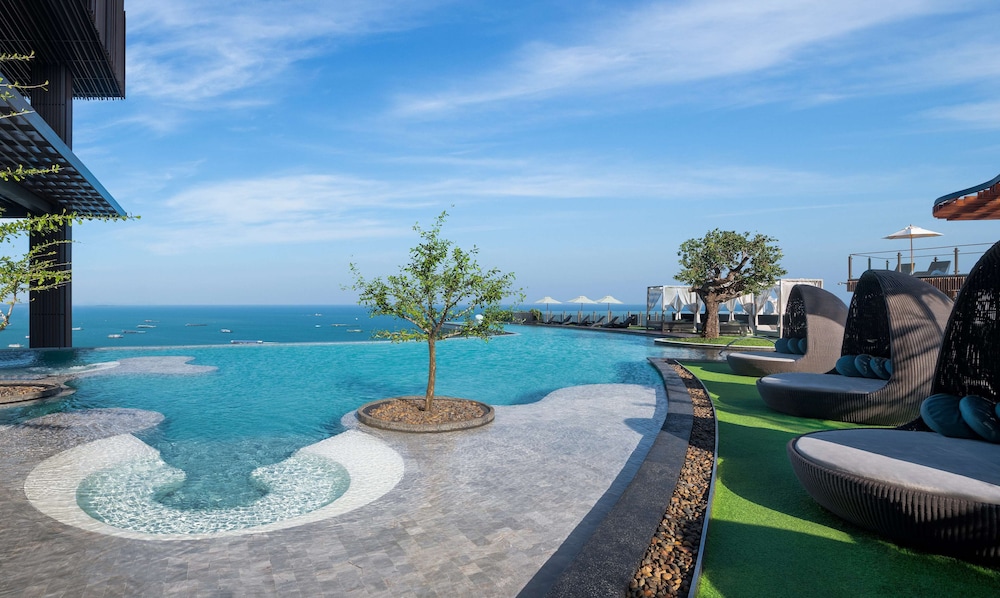 Hilton Pattaya — Swimming pool in Pattaya, Chonburi