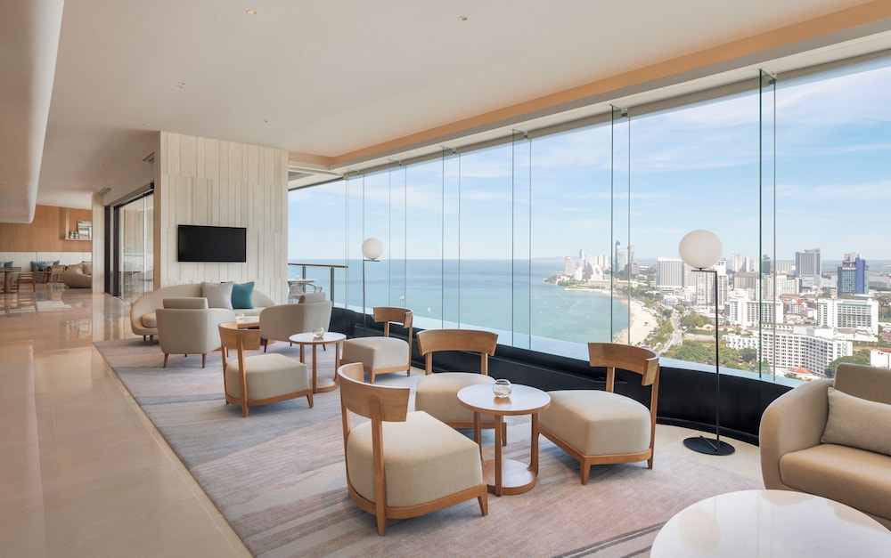 Hilton Pattaya — Restaurant & bars in Pattaya, Chonburi