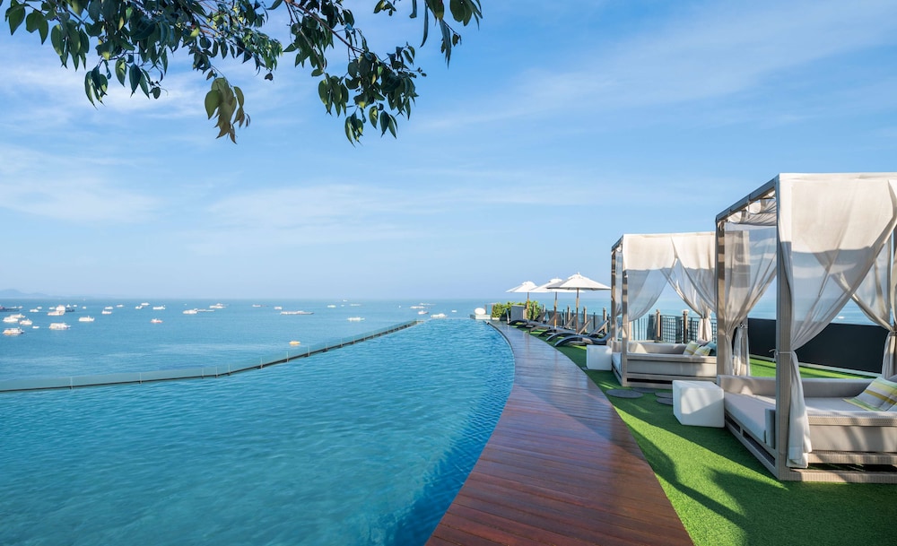 Hilton Pattaya — Swimming pool in Pattaya, Chonburi