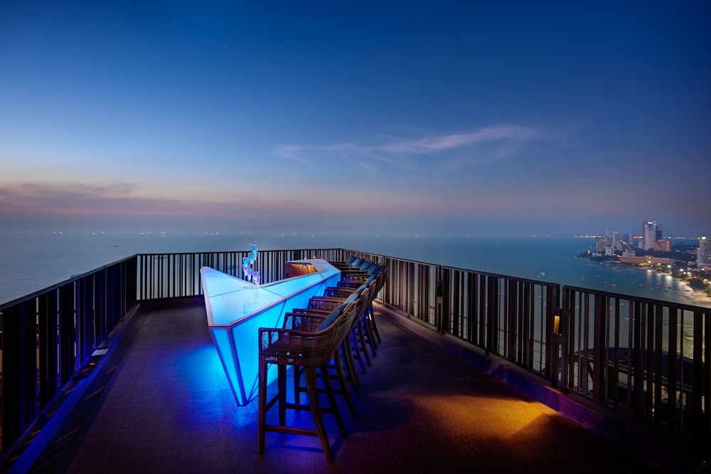 Hilton Pattaya — Restaurant & bars in Pattaya, Chonburi