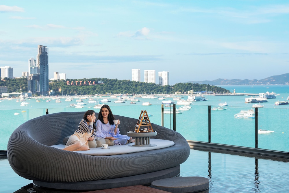 Hilton Pattaya — Restaurant & bars in Pattaya, Chonburi