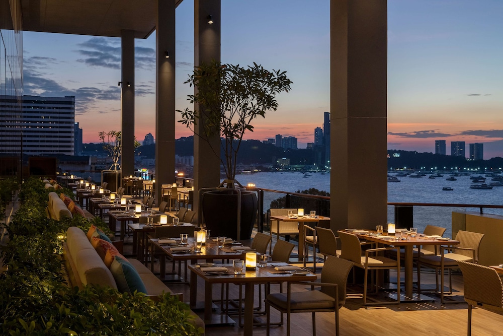 Hilton Pattaya — Restaurant & bars in Pattaya, Chonburi