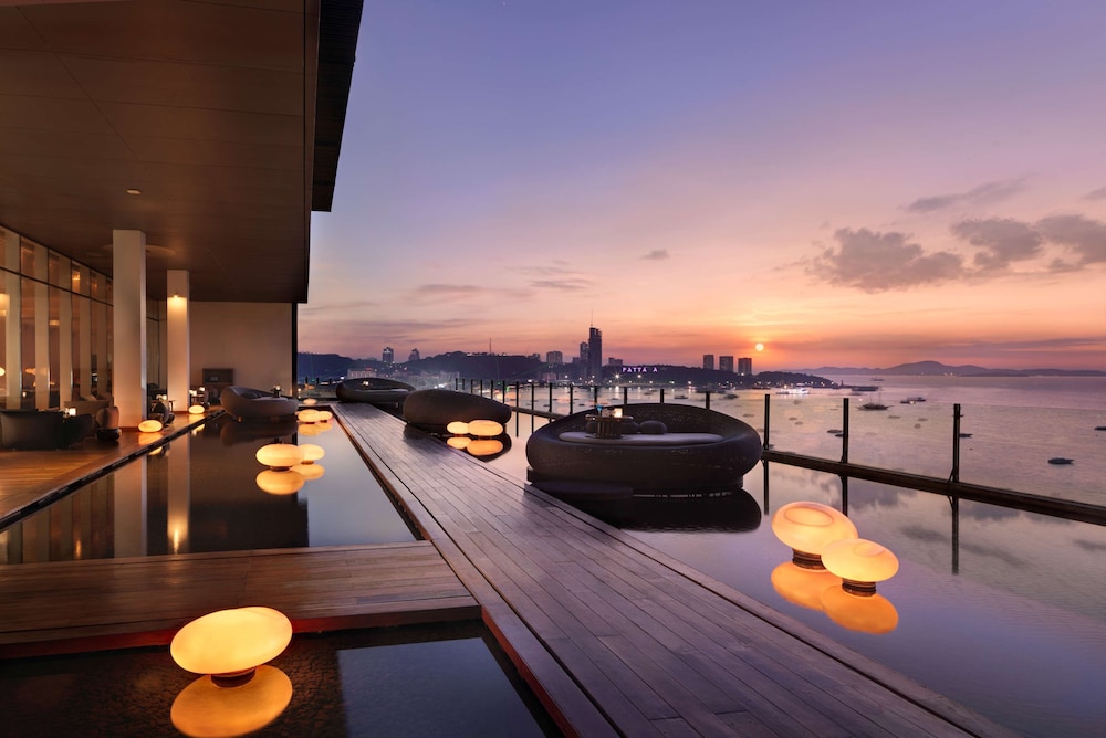 Hilton Pattaya — Restaurant & bars in Pattaya, Chonburi