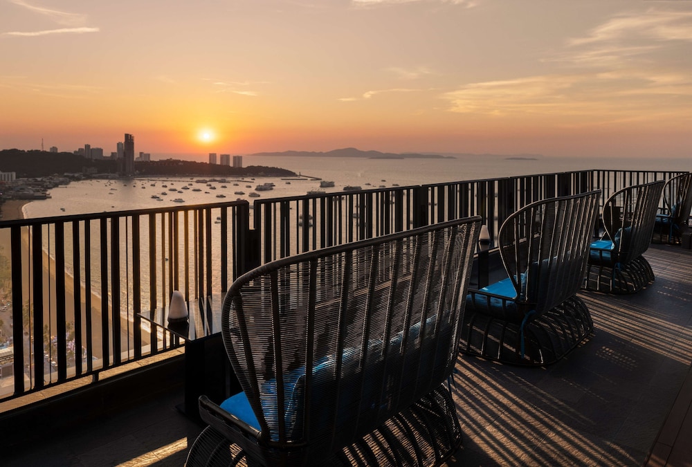 Hilton Pattaya — Restaurant & bars in Pattaya, Chonburi