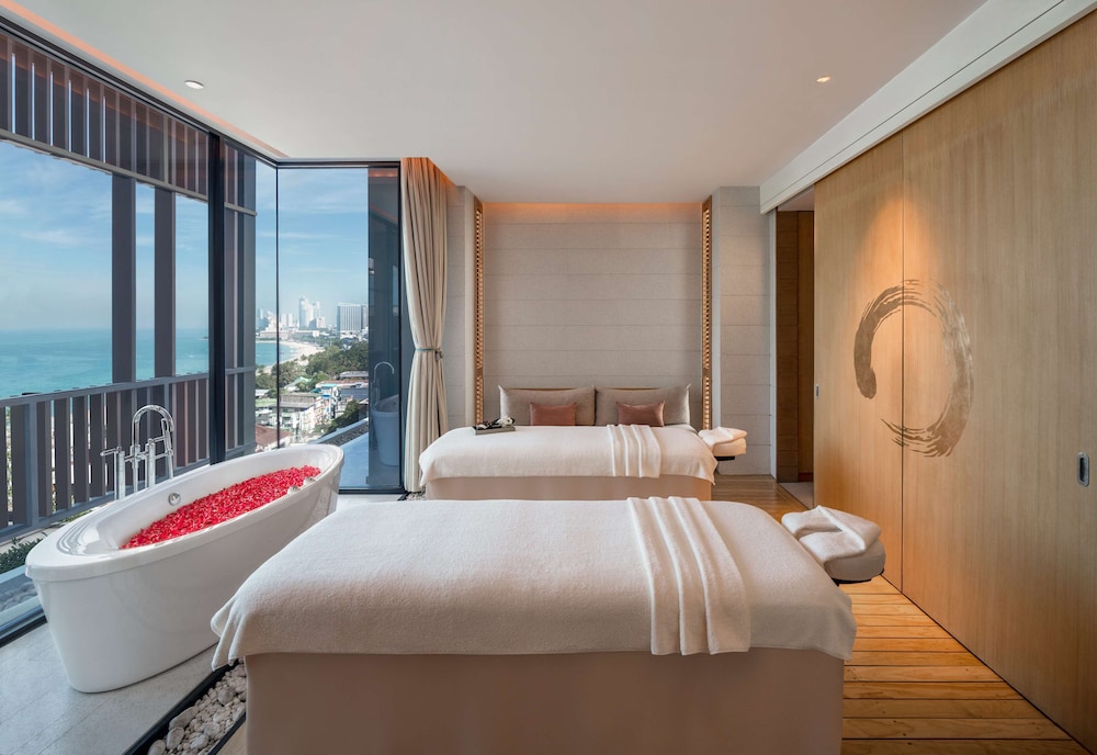 Hilton Pattaya — Hotel rooms in Pattaya, Chonburi