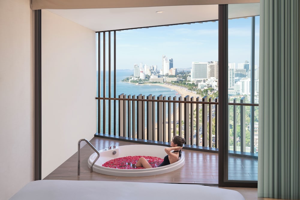 Hilton Pattaya — Hotel rooms in Pattaya, Chonburi