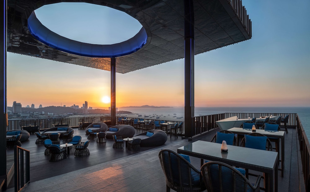 Hilton Pattaya — Restaurant & bars in Pattaya, Chonburi