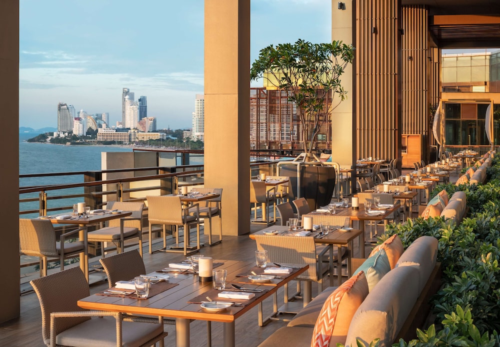 Hilton Pattaya — Restaurant & bars in Pattaya, Chonburi
