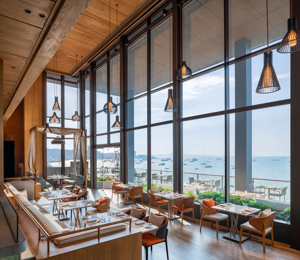 Hilton Pattaya — Restaurant & bars in Pattaya, Chonburi