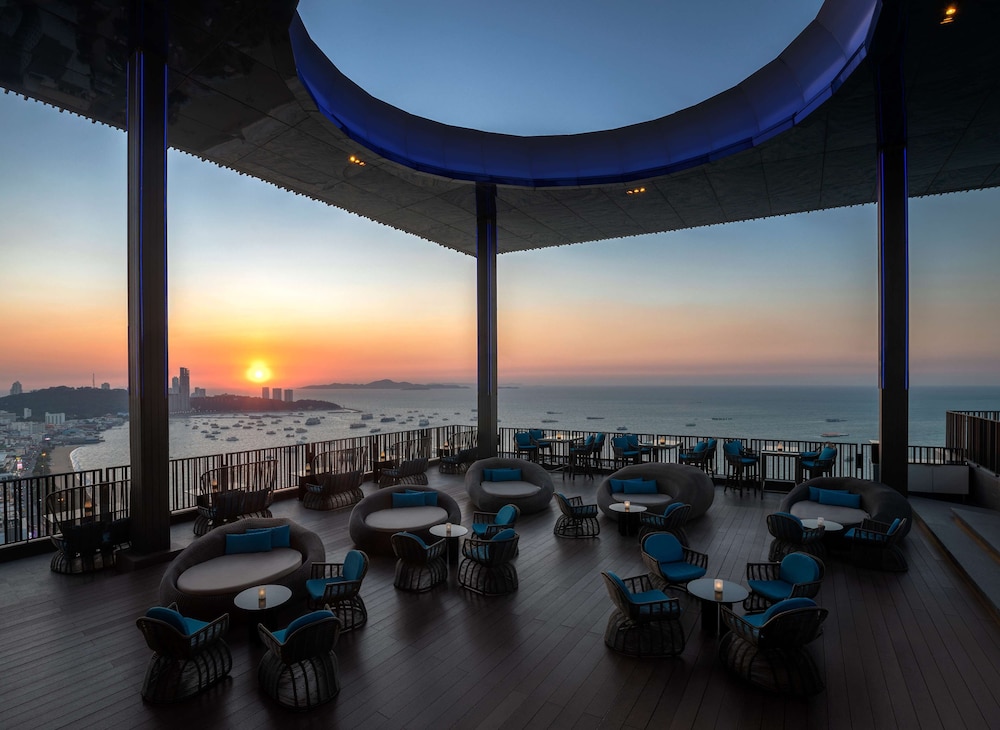 Hilton Pattaya — Restaurant & bars in Pattaya, Chonburi