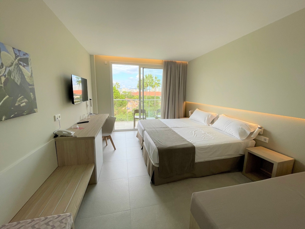 Hotel Garbí Cala Millor — Hotel rooms in Cala Millor, Balearic Islands