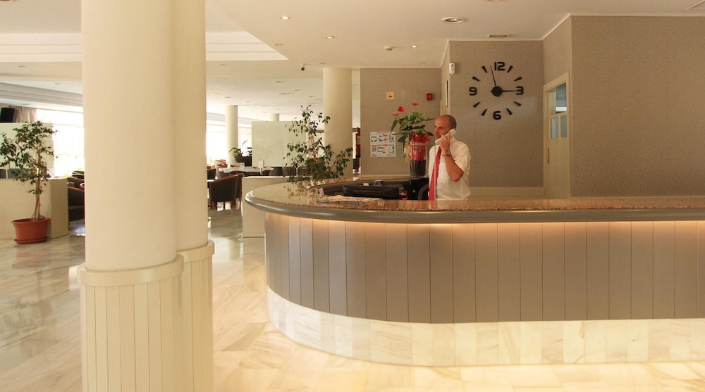 Hotel Garbí Cala Millor — Hotel building in Cala Millor, Balearic Islands