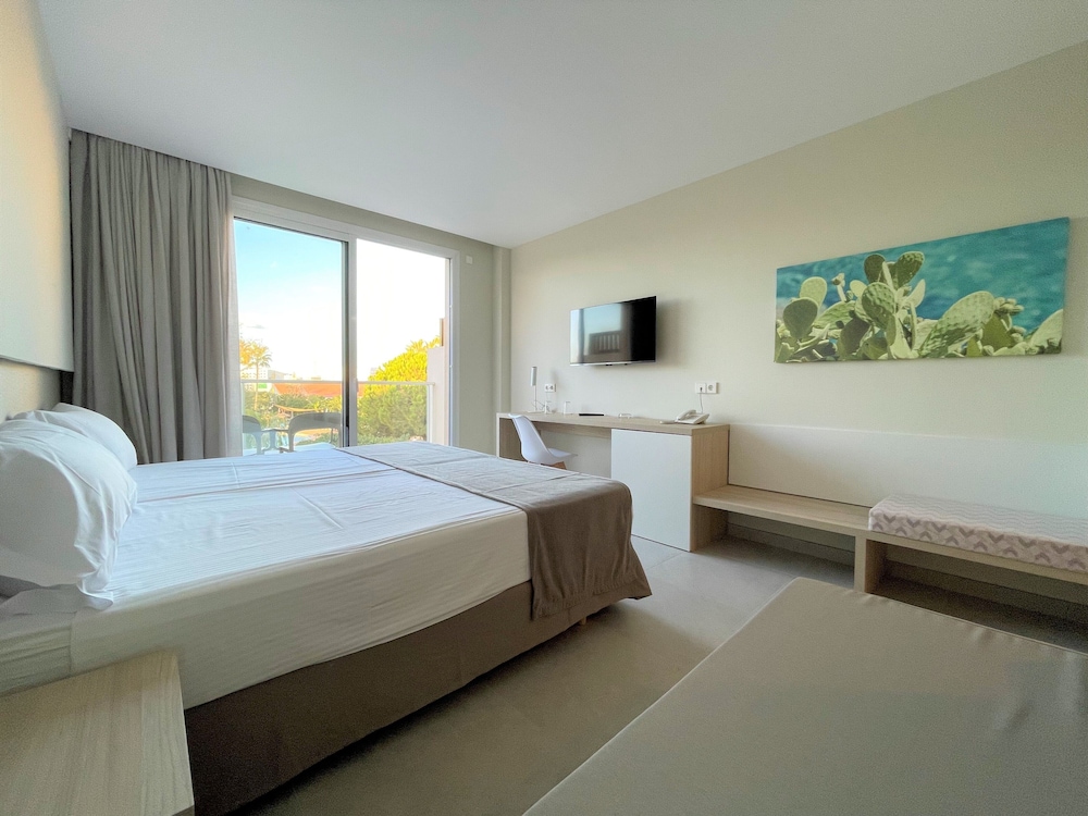 Hotel Garbí Cala Millor — Hotel rooms in Cala Millor, Balearic Islands