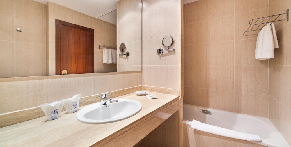 Hotel Garbí Cala Millor — Hotel rooms in Cala Millor, Balearic Islands