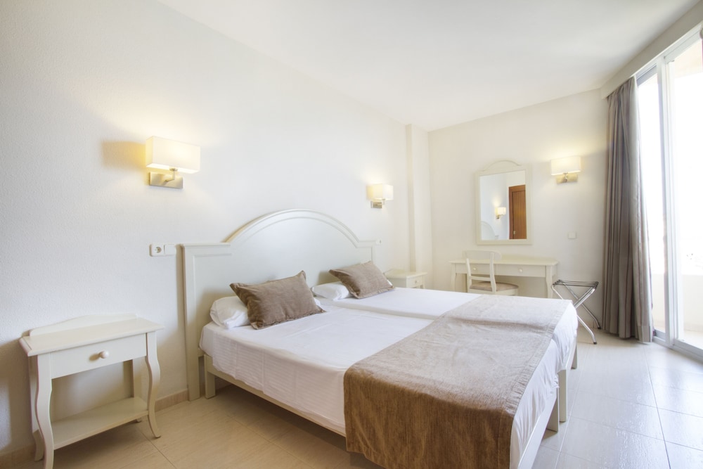 Hotel Garbí Cala Millor — Hotel rooms in Cala Millor, Balearic Islands