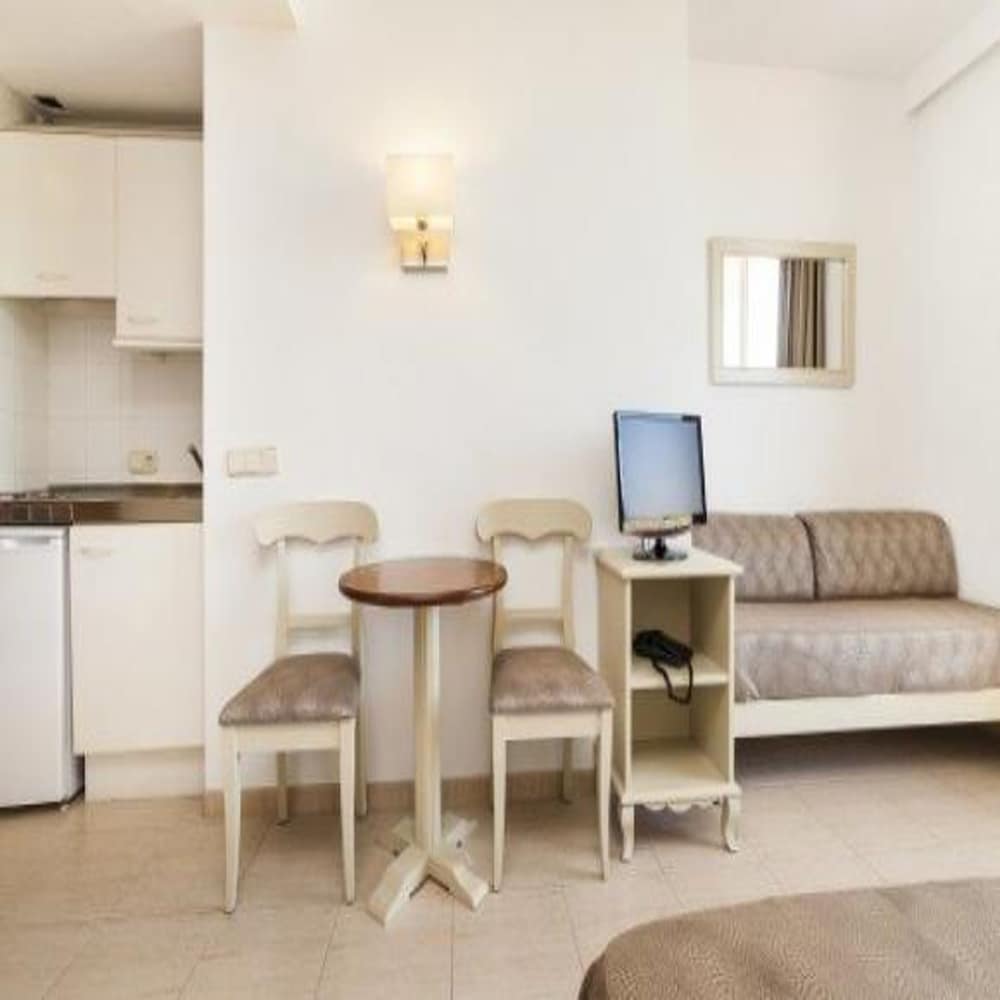 Hotel Garbí Cala Millor — Hotel rooms in Cala Millor, Balearic Islands