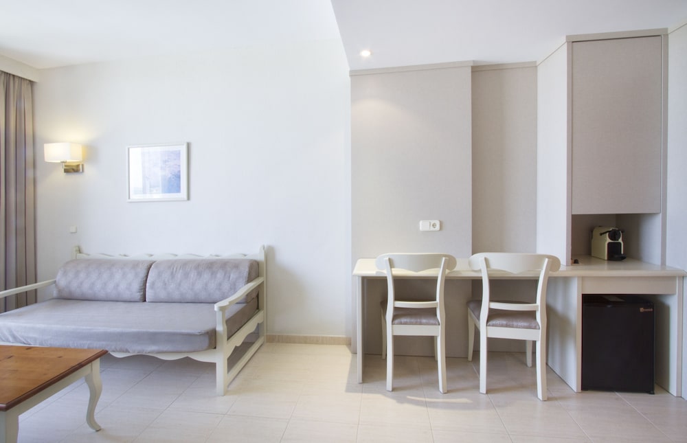 Hotel Garbí Cala Millor — Hotel rooms in Cala Millor, Balearic Islands