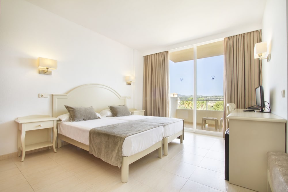 Hotel Garbí Cala Millor — Hotel rooms in Cala Millor, Balearic Islands