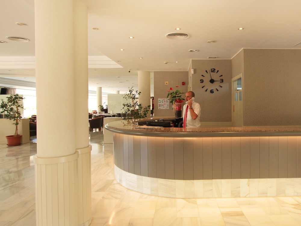 Hotel Garbí Cala Millor — Hotel building in Cala Millor, Balearic Islands