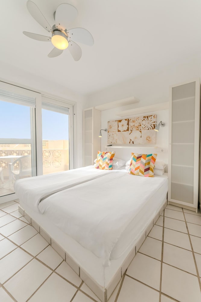 R2 Maryvent Beach Apartaments — Hotel rooms in Costa Calma, Canary Islands