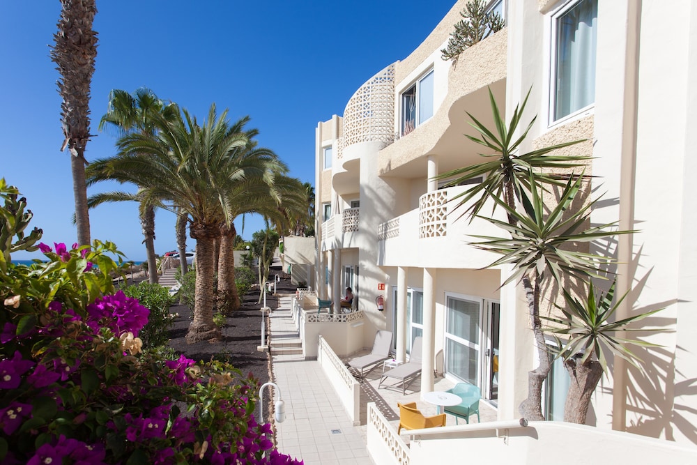 R2 Maryvent Beach Apartaments — Hotel building in Costa Calma, Canary Islands