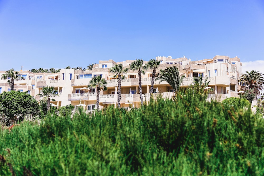 R2 Maryvent Beach Apartaments — Hotel building in Costa Calma, Canary Islands