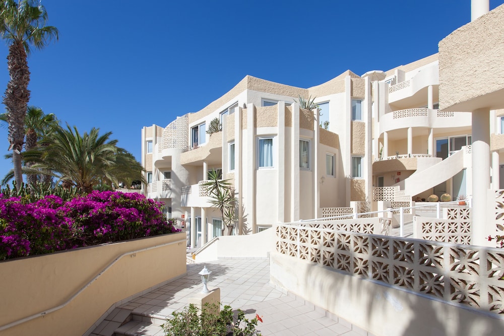 R2 Maryvent Beach Apartaments — Hotel building in Costa Calma, Canary Islands