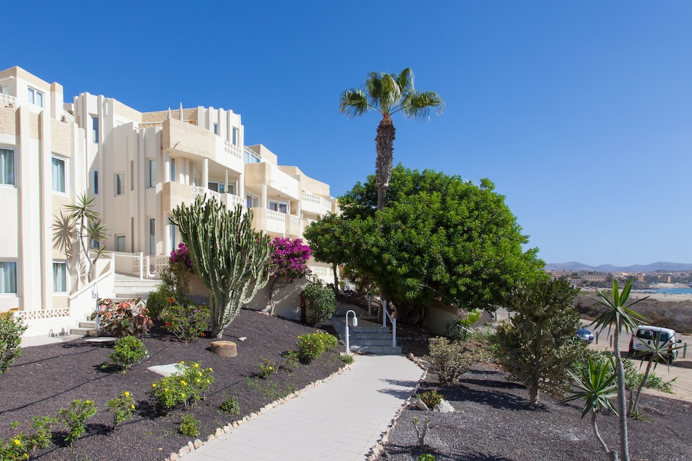 R2 Maryvent Beach Apartaments — Hotel building in Costa Calma, Canary Islands