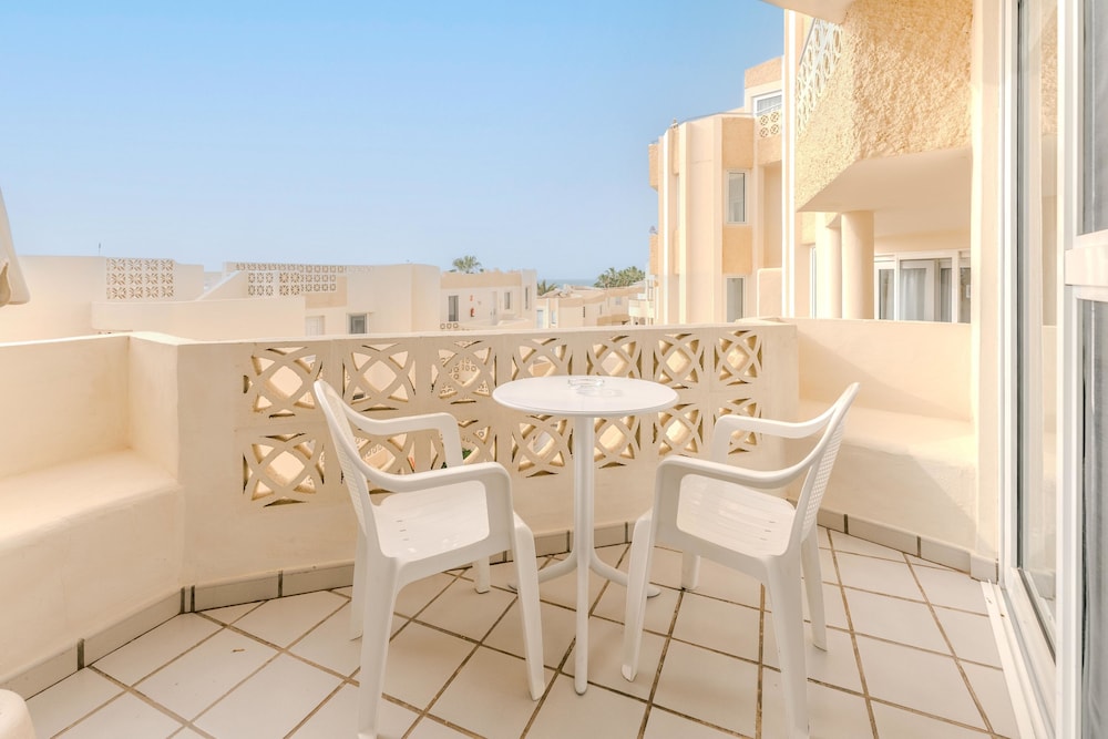 R2 Maryvent Beach Apartaments — Hotel building in Costa Calma, Canary Islands