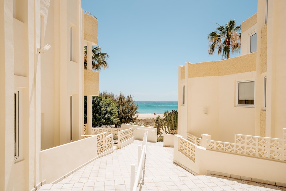 R2 Maryvent Beach Apartaments — Hotel building in Costa Calma, Canary Islands