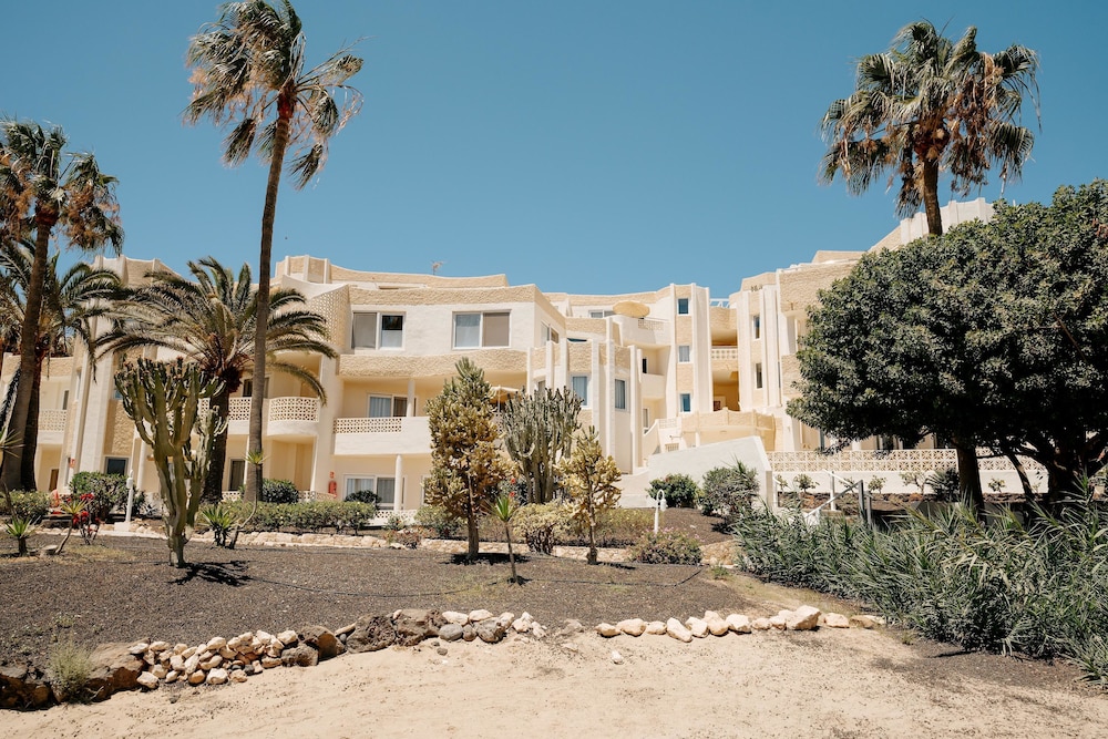 R2 Maryvent Beach Apartaments — Hotel building in Costa Calma, Canary Islands
