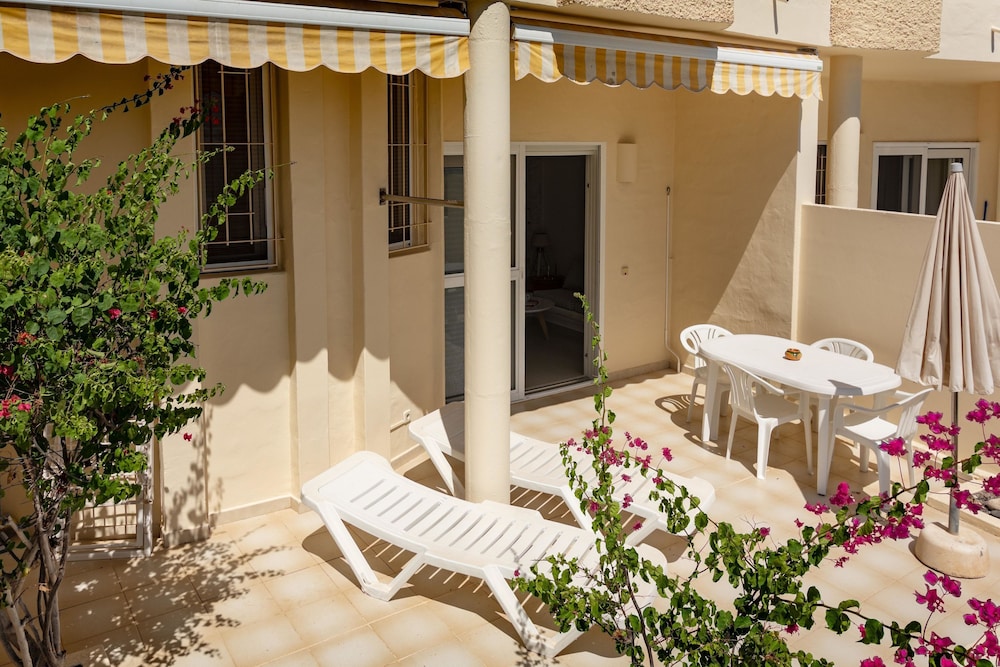 R2 Maryvent Beach Apartaments — Hotel building in Costa Calma, Canary Islands
